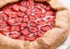 Crostata di pasta sfoglia alle fragole | light e golosa | 5 ingredienti, ed è subito pronta!