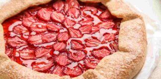 Crostata di pasta sfoglia alle fragole | light e golosa | 5 ingredienti, ed è subito pronta!