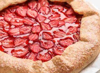 Crostata di pasta sfoglia alle fragole | light e golosa | 5 ingredienti, ed è subito pronta!