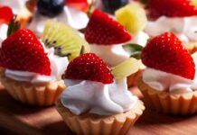 Crostatine alla panna e fragole: croccanti e cremose, piccola ghiottoneria da gustare con la propria famiglia Crostatine alla panna e fragole croccanti e cremose, piccola ghiottoneria da gustare con la propria famiglia