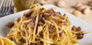 Fettuccine al pistacchio e cipolla per un pranzo davvero particolare, lo prepari in soli 10 minuti