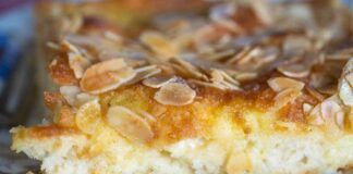 Focaccia dolce con petali di mandorle caramellate 17062023 ricettasprint