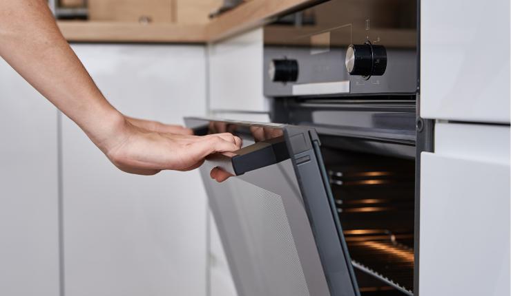 Sai come far raffreddare il forno in fretta? Mia nonna non si sbaglia mai!  