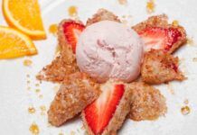 Fragole fritte con gelato | rinfrescanti e golose | sono il dessert raffinato di questo periodo Fragole fritte con gelato | rinfrescanti e golose | sono il dessert raffinato di questo periodo