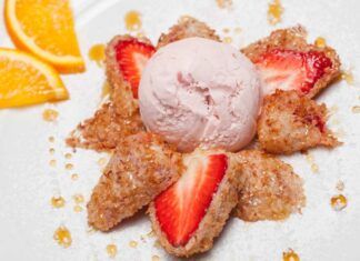 Fragole fritte con gelato | rinfrescanti e golose | sono il dessert raffinato di questo periodo