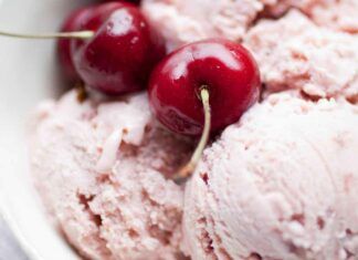 Gelato alla ciliegia senza gelatiera | Rinfrescante e genuino | è il peccato di gola che non ti fa ingrassare