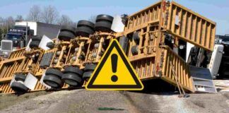 Incidente stradale, camion si ribalta e disperde tutto il suo carico di patate