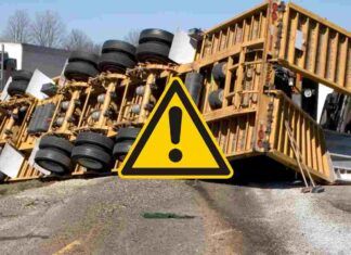 Incidente stradale, camion si ribalta e disperde tutto il suo carico di patate