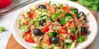 Insalata di orzo fresca e leggera un'alternativa alle solite paste fredde caloriche e che ti portano via troppo tempo