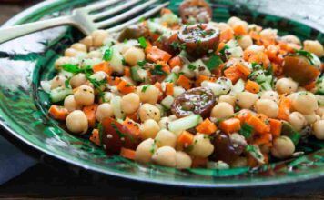 Insalata fredda di ceci | fresca e saporita | per alleggerire con gusto la tua giornata