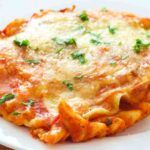 Lasagne al pomodoro | cremose e filanti | sono il pranzo irresistibile di oggi