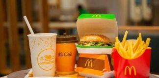 Due sposi festeggiano il matrimonio con un menù da McDonald's