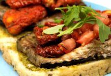 Pane bruschettato con melanzane e pomodori: questa ricetta non l’hai mai provata, è arrivato il momento! Pane bruschettato con melanzane e pomodori questa ricetta non l'hai mai provata, è arrivato il momento!