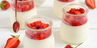 Panna cotta alle fragole questo si che è un dolcetto di fine pasto da condividere con gli amici