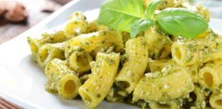 Pasta con pesto e mandorle |subito pronta e nutriente| nessuno sa dirgli di no!