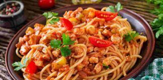 Pasta al ragù di pollo con verdura | saporitissima e con poche calorie | torni in forma in un lampo