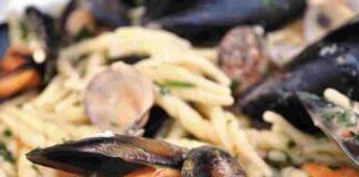 Pasta e patate, provola e cozze