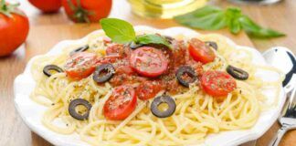 Pasta pomodorini e olive, la metti in tavola in 5 minuti, pochissime calorie a porzione