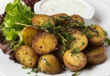 Patate al forno con aromi e spezie, il contorno perfetto per ogni piatto Patate al forno con aromi e spezie 29062023 ricettasprint