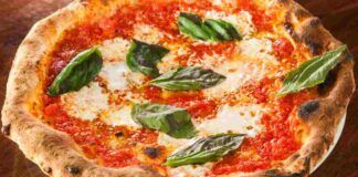 Pizza Margherita con sorpresa: saporita e filante, in sole 3 mosse