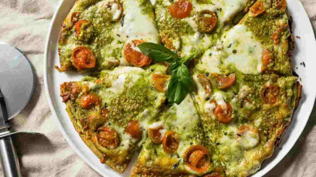 Pizza al pesto e pomodorini da condividere con gli amici a cena, sarà