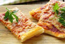 Pizza di pasta sfoglia | subito pronta e gustosa | la ricetta last minute che fa felici i bambini