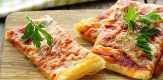 Pizza di pasta sfoglia | subito pronta e gustosa | la ricetta last minute che fa felici i bambini