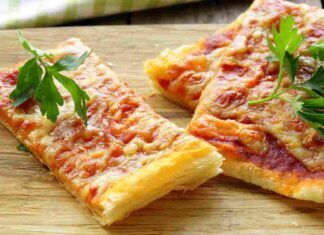 Pizza di pasta sfoglia | subito pronta e gustosa | la ricetta last minute che fa felici i bambini