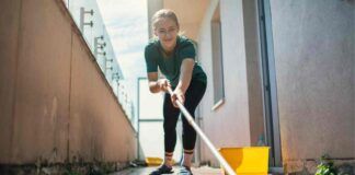 Come pulire balconi, pavimenti e ringhiere risparmiando