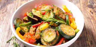 Ratatouille estiva un'esplosione di leggerezza e colori a tavola, puoi anche condire la pasta fredda!