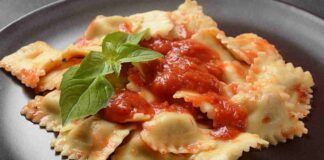 Ravioli di pesce al sugo | succulenti e dimagranti | inizia la settimana con i buoni propositi