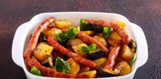 Salsicce con zucchine e patate per una cena leggera, goduriosa e veloce, ma con il minino sforzo