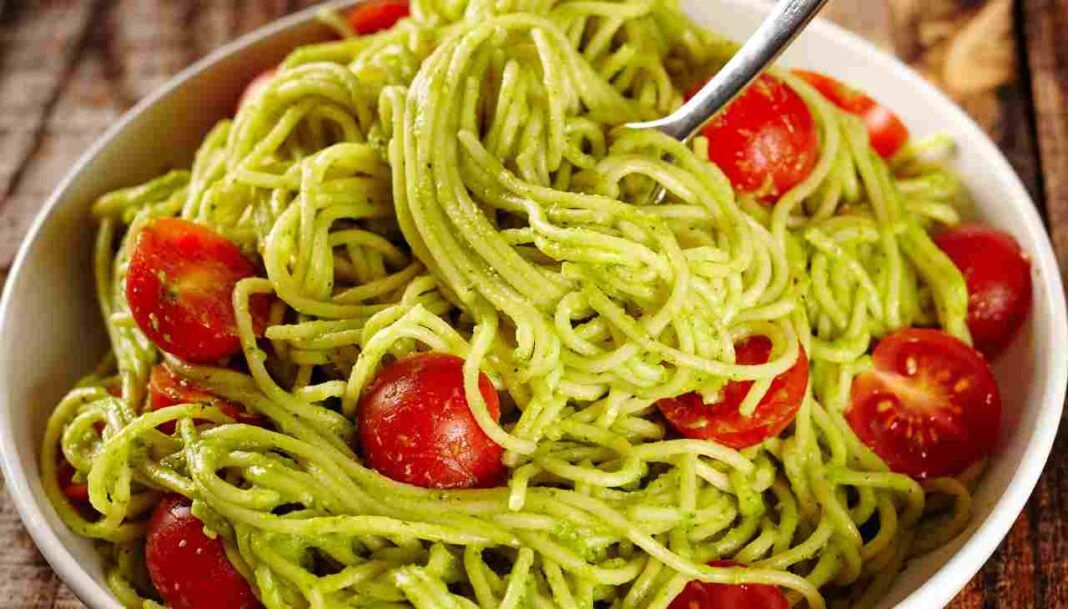 Spaghetti al pesto di basilico e pomodorini leggeri, rinfrescanti e