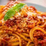 Spaghetti al ragù di prosciutto | saporiti e profumati | sono l'alternativa golosa a cui nessuno dice di no