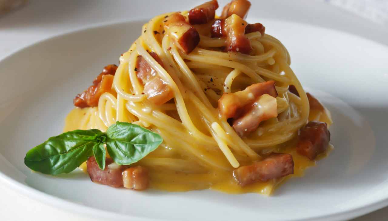 Spaghetti alla carbonara cremosissimi | appetitosi e saporiti | nessuno sa dirgli di no!