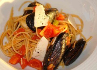 Spaghetti con pomodorini cozze e formaggio 06062023 ricettasprint