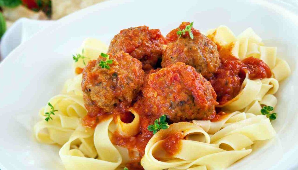 Tagliatelle al sugo di polpette la ricetta infallibile di nonna Amelia ...