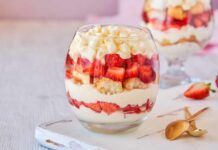 Tiramisù alle fragole con pioggia di meringhe: non perdere l'occasione di refrigerarti con gusto