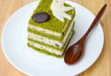 Torta al tè matcha con panna e gocce di cioccolato inebrierà i palati di tutti a fine pasto