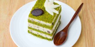 Torta al tè matcha con panna e gocce di cioccolato inebrierà i palati di tutti a fine pasto