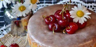 Torta morbida di yogurt limone e ciliegie