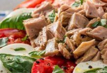 Una fresca caprese con salsa tonnata, il piatto unico dell’estate