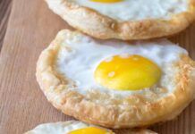 Uovo al tegamino senza padella | provalo fatto così, te ne innamorerai subito! Uovo al tegamino senza padella | provalo fatto così, te ne innamorerai subito!