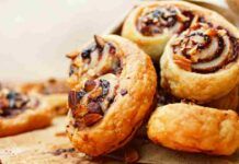 Ventagli sfogliati con mandorle e marmellata: appaga la tua voglia di dolce prima di andare a letto Ventagli sfogliati con mandorle e marmellata appaga la tua voglia di dolce prima di andare a letto