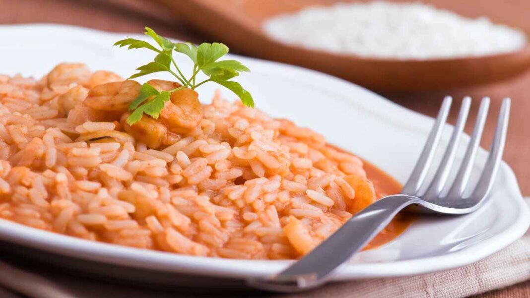 Riso al pomodoro con gamberetti surgelati, un piatto di pesce pronto