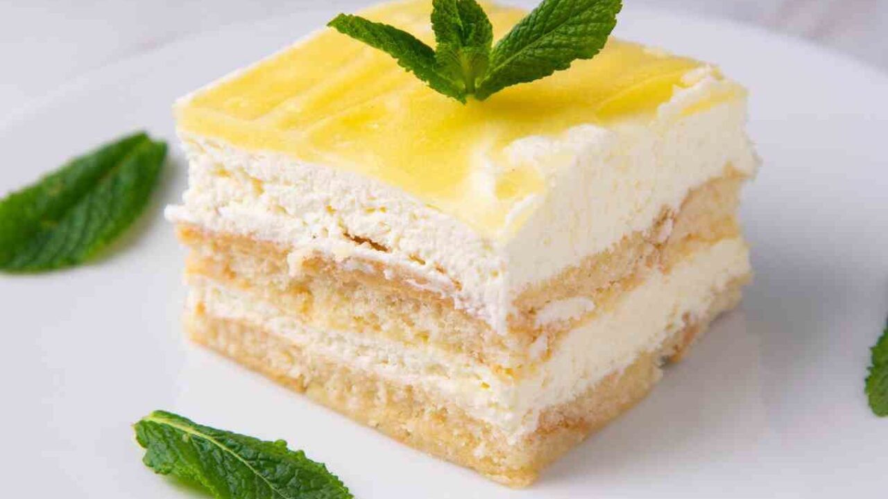 torta con mascarpone e panna liquida Torta veloce con chantilly al mascarpone e menta, pesche e lamponi al  profumo di lime
