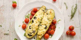 Barchette di zucchine gratinate con olive nere e formaggi misti 30072023 ricettasprint