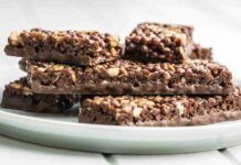 Compra un pacco di riso soffiato, e poi uniscilo al cioccolato al latte, guarda che barrette favolose che prepari ricettasprint