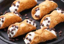 Cannoli siciliani al forno leggerissimi, la variante fit ma con le gocciole di cioccolato