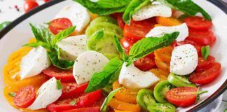 Caprese ai tre pomodorini, ma non ti sbagliare: utilizza solo la mozzarella di bufala